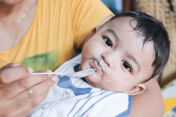 Baby eet babyvoeding hapje