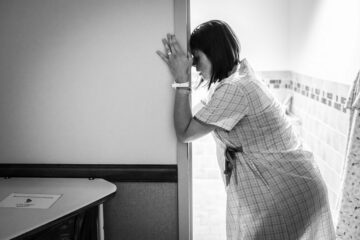 Zwangere vrouw is aan het bevallen en zit in de actieve ontsluitingsfase