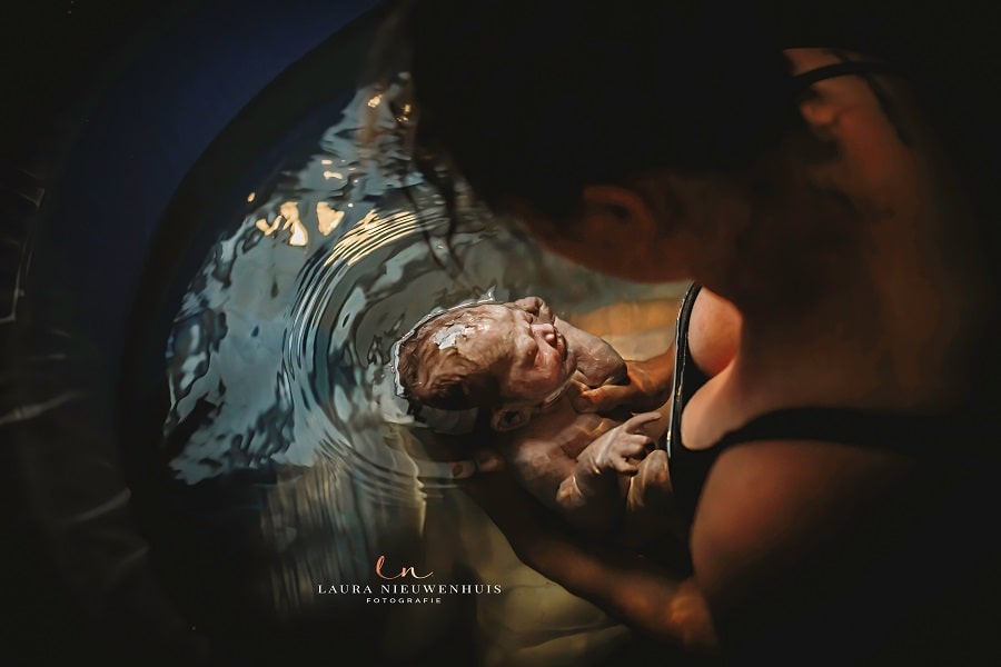 Celine net bevallen van haar dochtertje Ysabel in bad