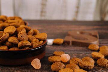 Schaaltje kruidnoten en pepernoten van een vrouw die zwanger is