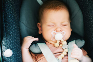 baby zit veilig in autostoeltje