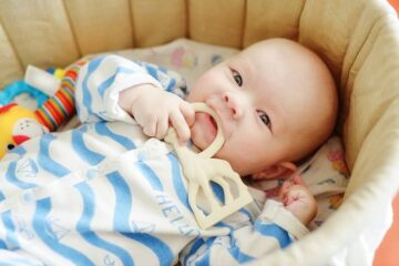 Kindje sabbelt op bijtring