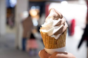 Vrouw heeft softijs vast en is zwanger