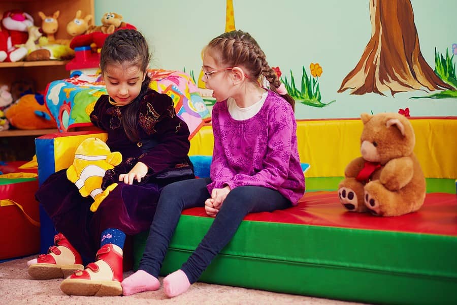 Kinderen spelen samen op het speciaal onderwijs