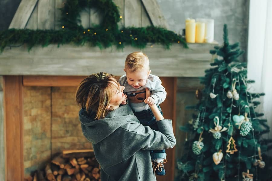 Moeder denkt met kind na over uitjes in de kerstvakantie