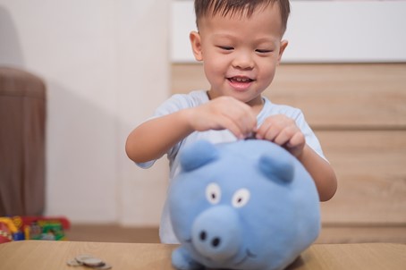 Jongetje spaart in spaarvarken omdat spaarrente laag is