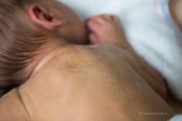 Baby heeft laagje lanugo haar op rug