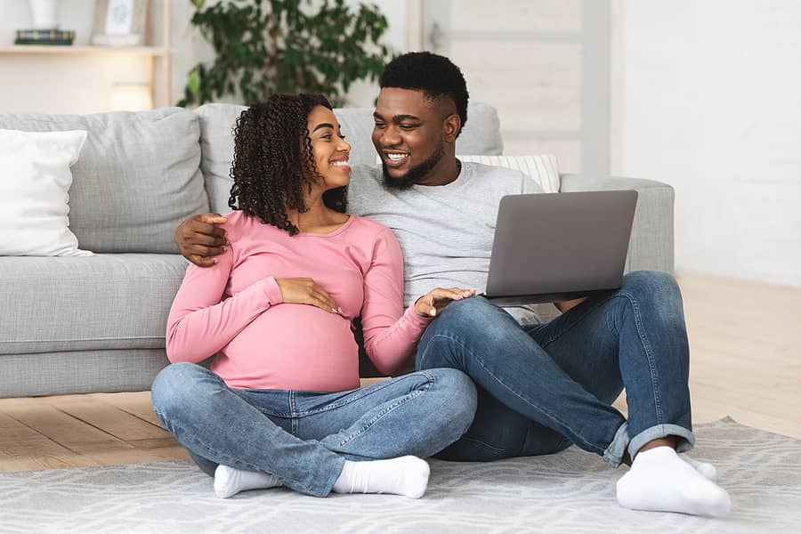 zwangere vrouw en partner bekijken opties beleggen