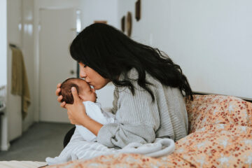 Vrouw heeft last van hechtingen na bevalling