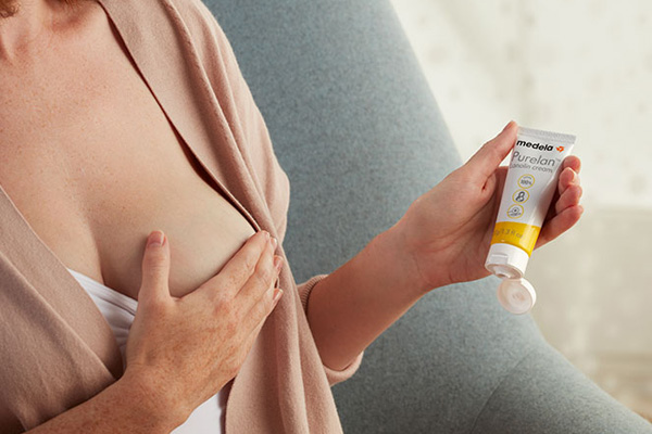 Moeder smeert Purelanop haar pijnlijke tepels