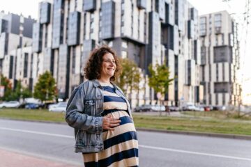 Hoogzwangere vrouw staat op het punt vruchtwater te verliezen