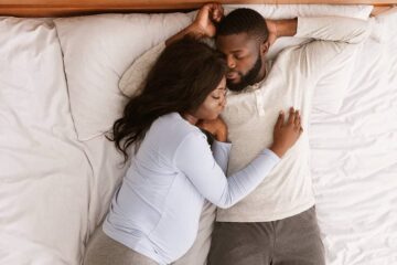 Vrouw is zwanger en zoekt fijne slaaphouding