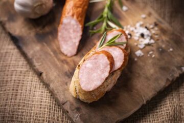 Grillworst op plank is veilig te eten als je zwanger bent