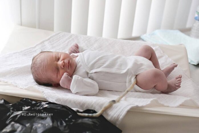 Baby zit na lotusbevalling vast aan placenta