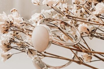 Moedermelk sieraad op spiegel