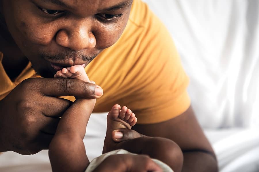 Vader kust voetje van baby na vaderschapstest