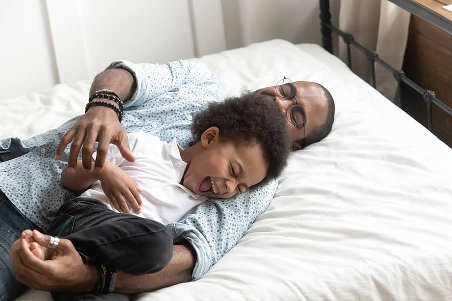 Man is blij met vaderdagcadeau van peuter