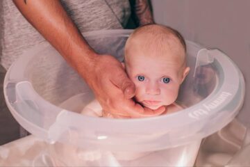 Baby in tummy tub badje