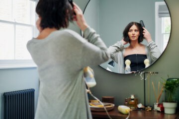 vrouw kolft met dubbele kolf