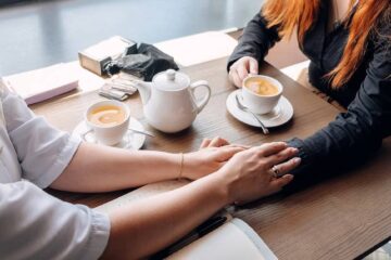 Vrouw ondersteunt vriendin die vruchtbaarheidsproblemen heeft