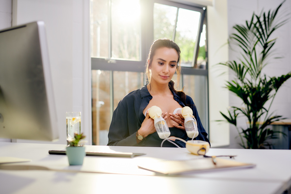 vrouw kolft op het werk met borstkolf