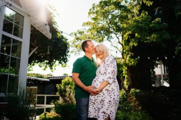 Zwangere vrouw en partner wachten op bevalling