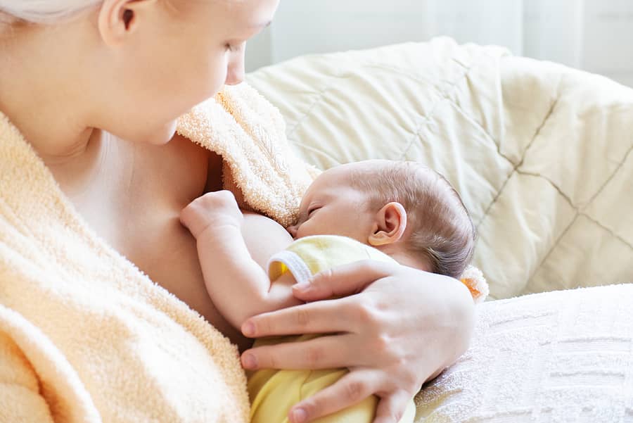 Moeder geeft borstvoeding