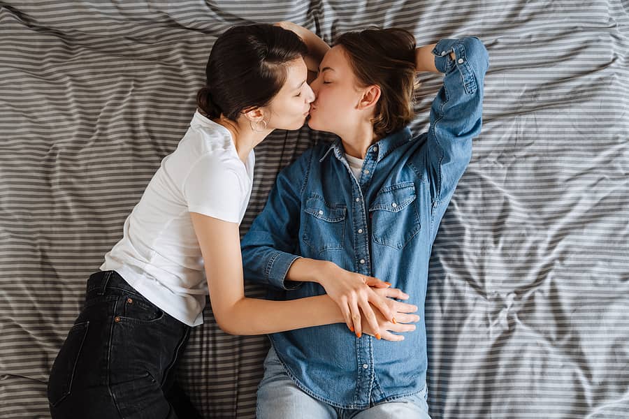 Zwangere vrouw heeft goede zorgverzekering 2022 en is daarom fijn aan het ontspannen