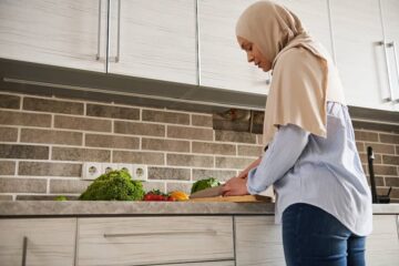 Pas zwangere vrouw maakt eten klaar