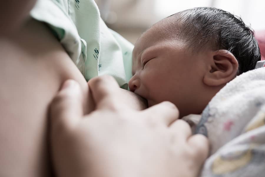 Moeder krijgt hulp van lactatiekundige met vergoeding