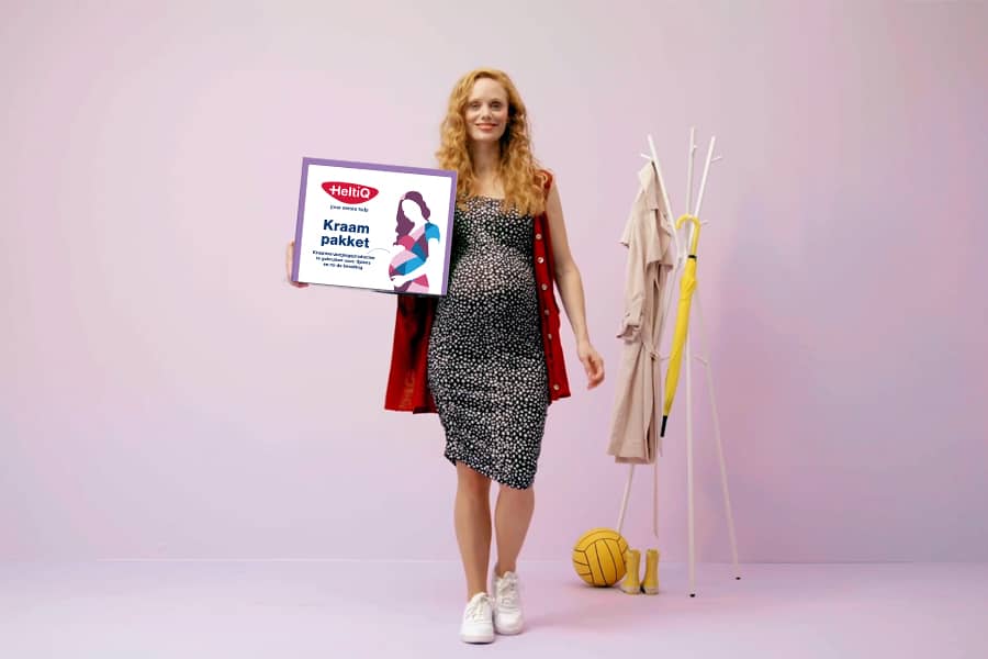 vrouw presenteert haar kraampakket