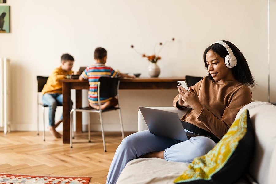 Zwangere vrouw luistert podcast over zwanger zijn
