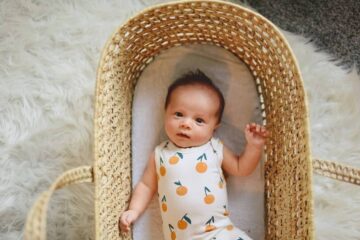 Baby met unisex namen in mozesmandje