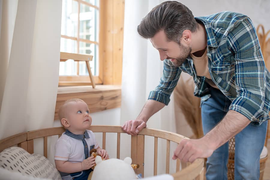 Vader kijkt naar baby in baby box