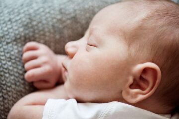 baby ligt ontspannen te slapen, close-up gezicht