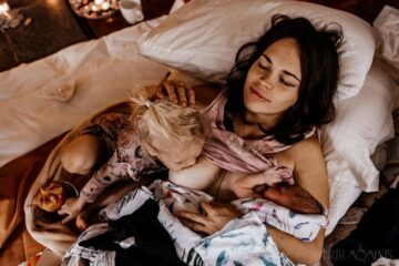 Vrouw geeft kinderen borstvoeding