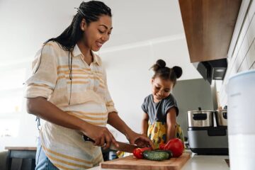 Vrouw bereidt gezonde voeding tijdens zwangerschap