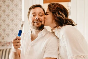 Koppel is blij om positieve zwangerschapstest