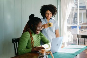 Zwanger stel maakt zwangerschapsquiz