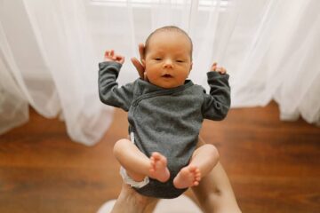 Baby met babykleding in maat 50