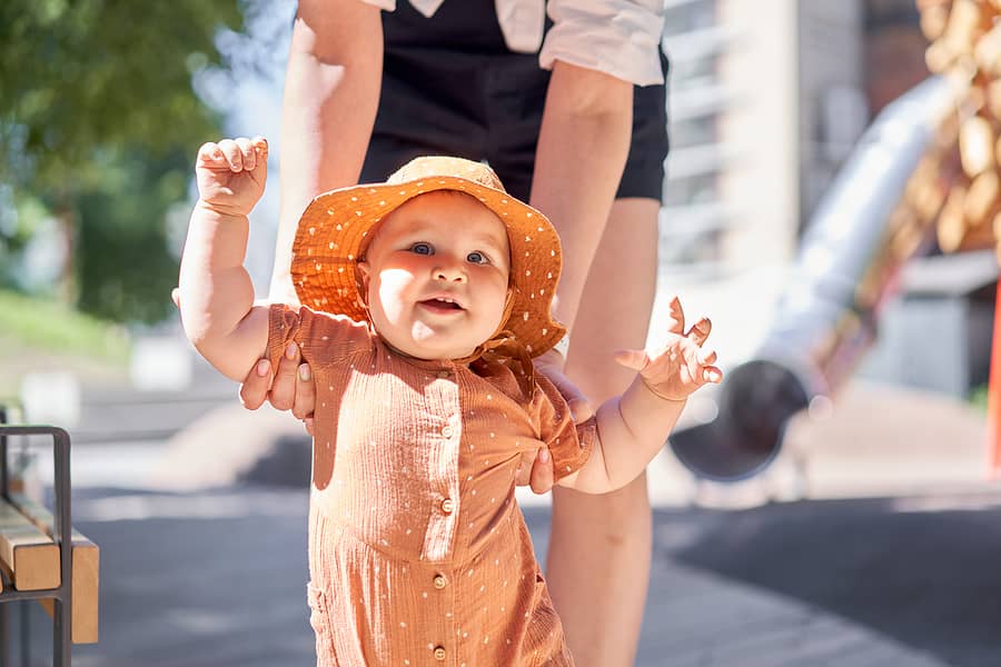 Baby draagt maat 80 en leert lopen