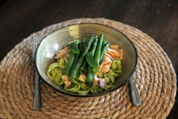 Gezond avondeten pasta zalm avocadosaus