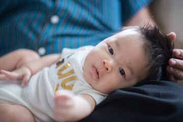 Baby met maat 56 op schoot van vader