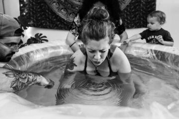 Vrouw bevalt in bad en voelt de ring of fire