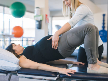 De bekkenfysiotherapeut helpt zwangere vrouw met bekkenklachten