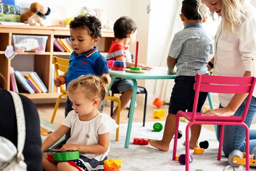Kinderen spelen op het kinderdagverblijf