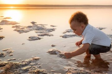Kind speelt nieuwsgierig volgens Emmi Pikler principe