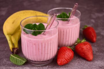 Glas vol smoothie met aardbeien en banaan
