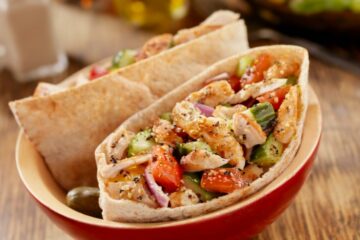 Pita met kip en groenten en yoghurtsaus