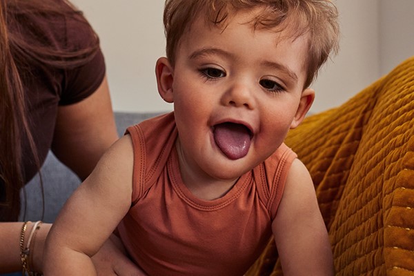 Kind met gratis zeeman-romper aan